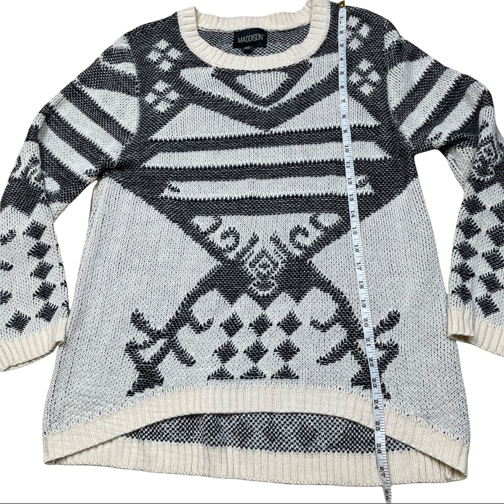 Maddison Tribal Shapes Off White and Gray Sweater Size Small - Picture 4 of 10
